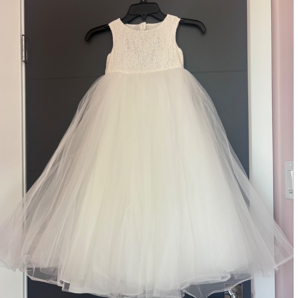 Davids Bridal Girls Ivory Lace Tulle Flower Girl Dress Heart Cutout Size 5